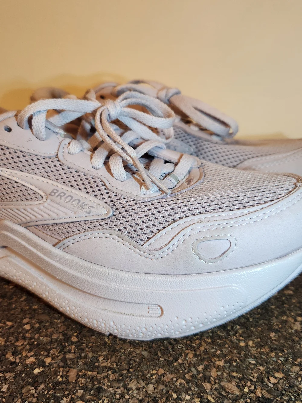 Brooks Ghost Max Suede Running Shoes Womens Size 7
